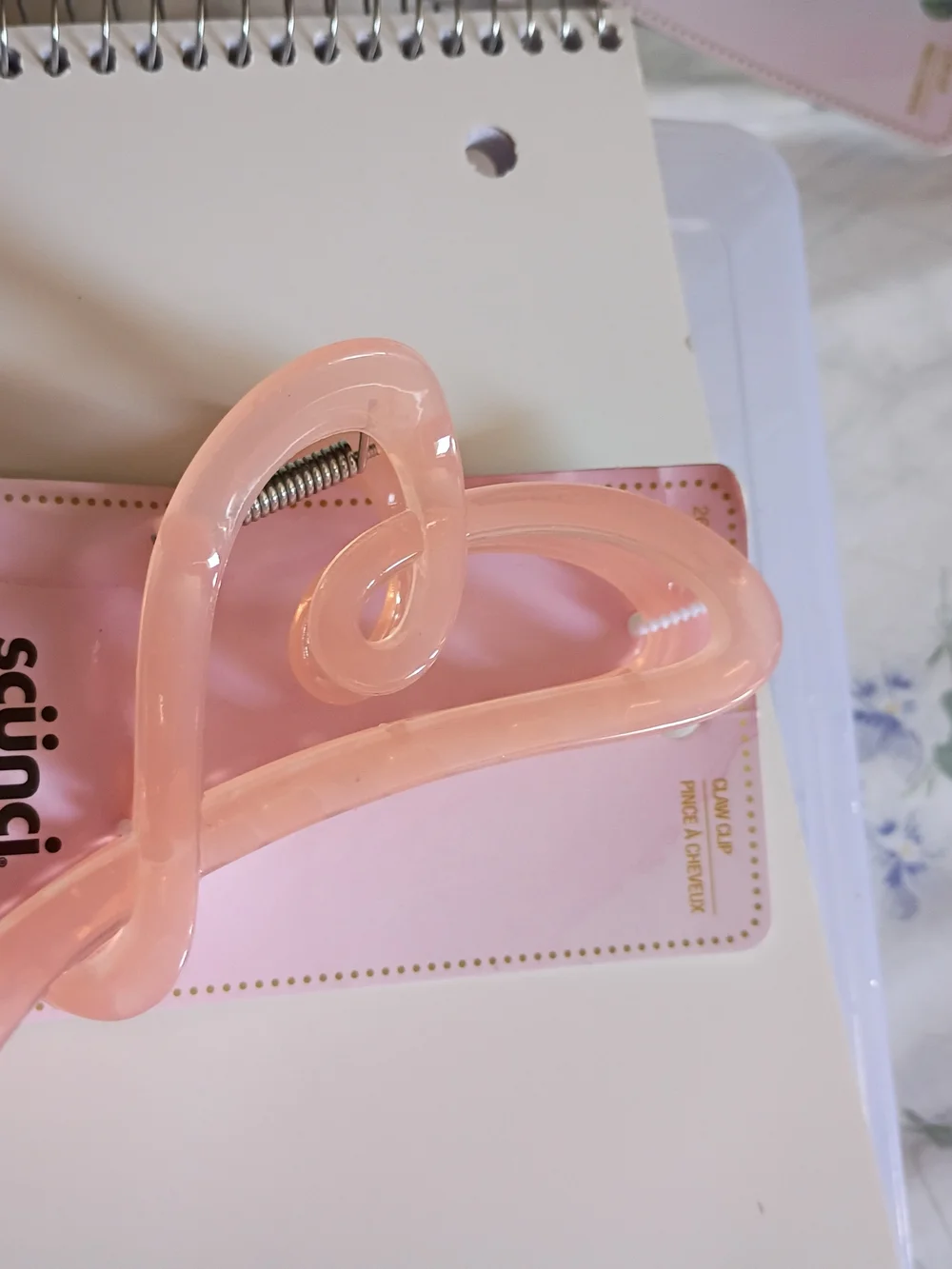 scünci blush pink oversized hair claw clip